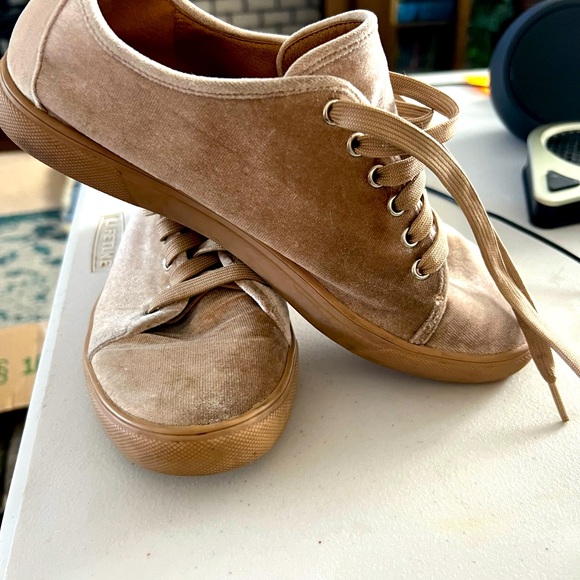 Women sizes 7.0 & 7.5 Converse, Roxy, Susina - Picture 4 of 7